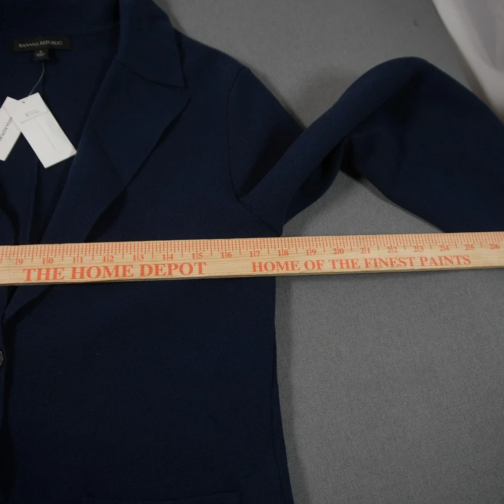 Banana Republic closure silhouette